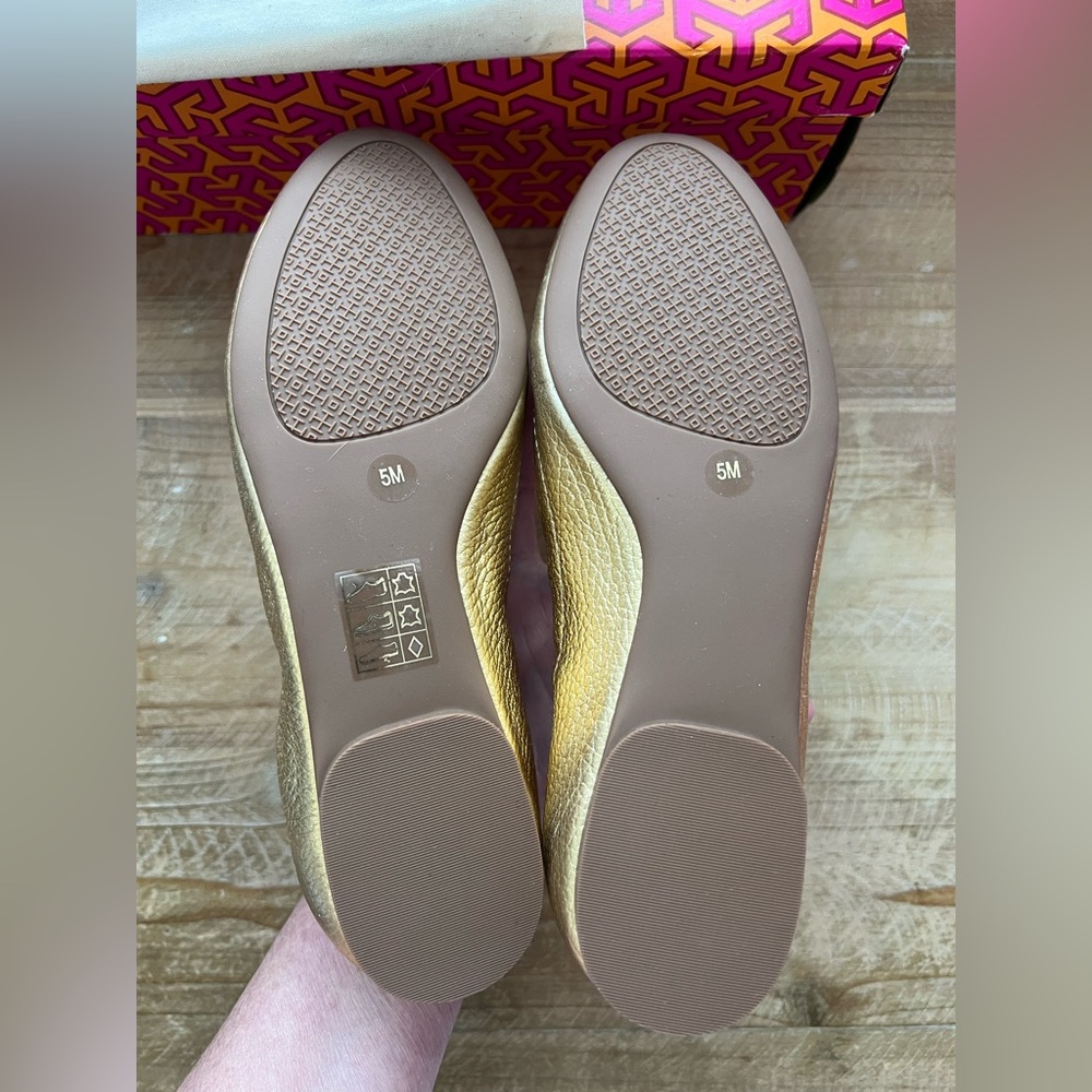 Tory Burch Melinda Ballet Flat In Gold Size 5 New - Picture 5 of 7